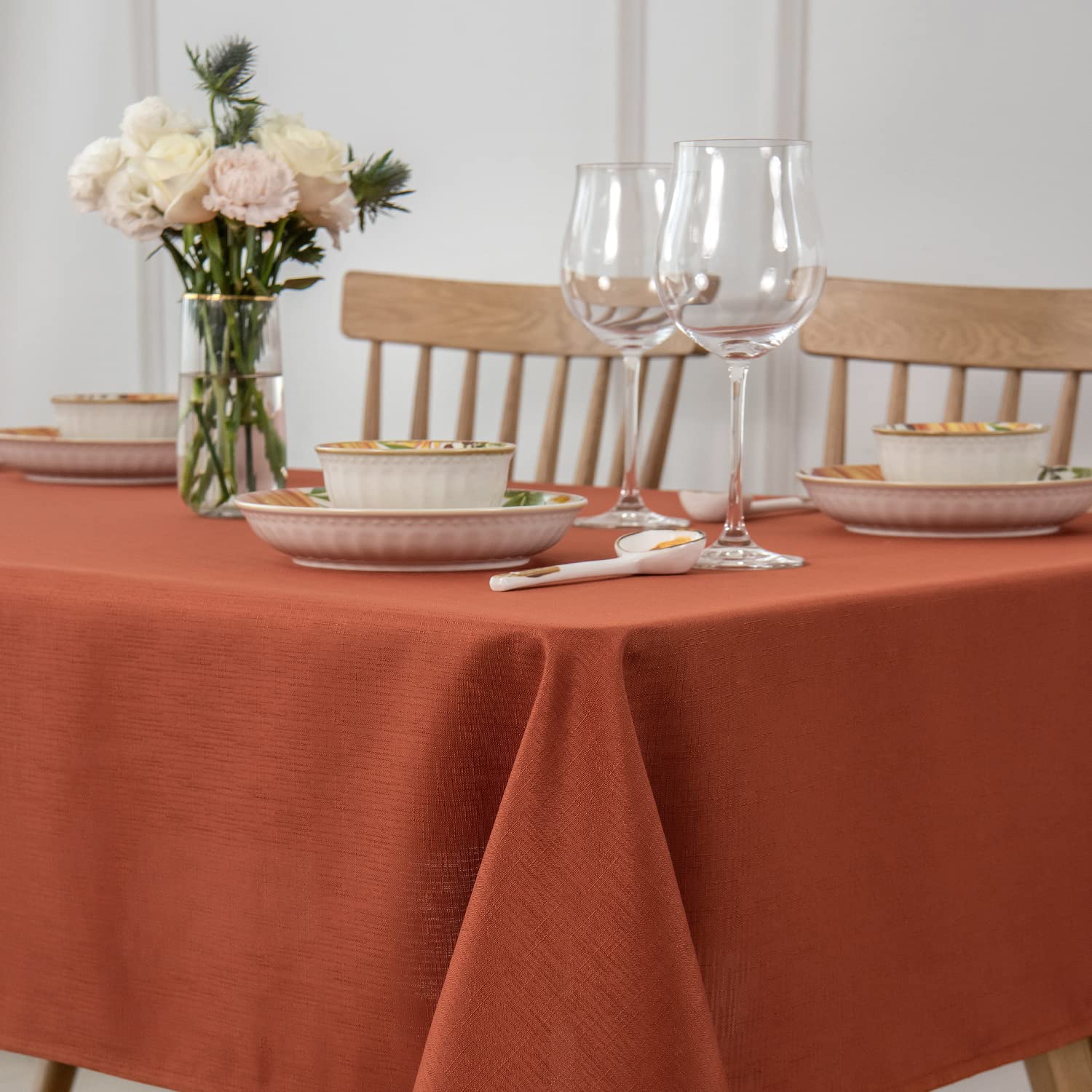 maxmill Slubby Textured Rectangle Tablecloth Water Resistant Wrinkle Free Spill-Proof, Soft Fall Table Cloth for Thanksgiving Parties Harvest Holiday Dinner, Halloween Decoration, 60 x 84 Inch Rust