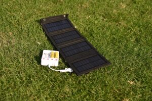 solar aa & aaa rechargeable batteries charger for 1.2v aa & aaa ni-mh ni-cd batteries, with 6 watt solar panel and 4-bay usb aa & aaa charger