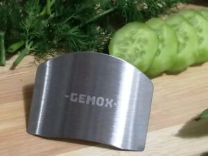 gemox stainless steel finger guard for slicing - cutting protector to avoid accidents when chopping and kitchen safe chop cut tool