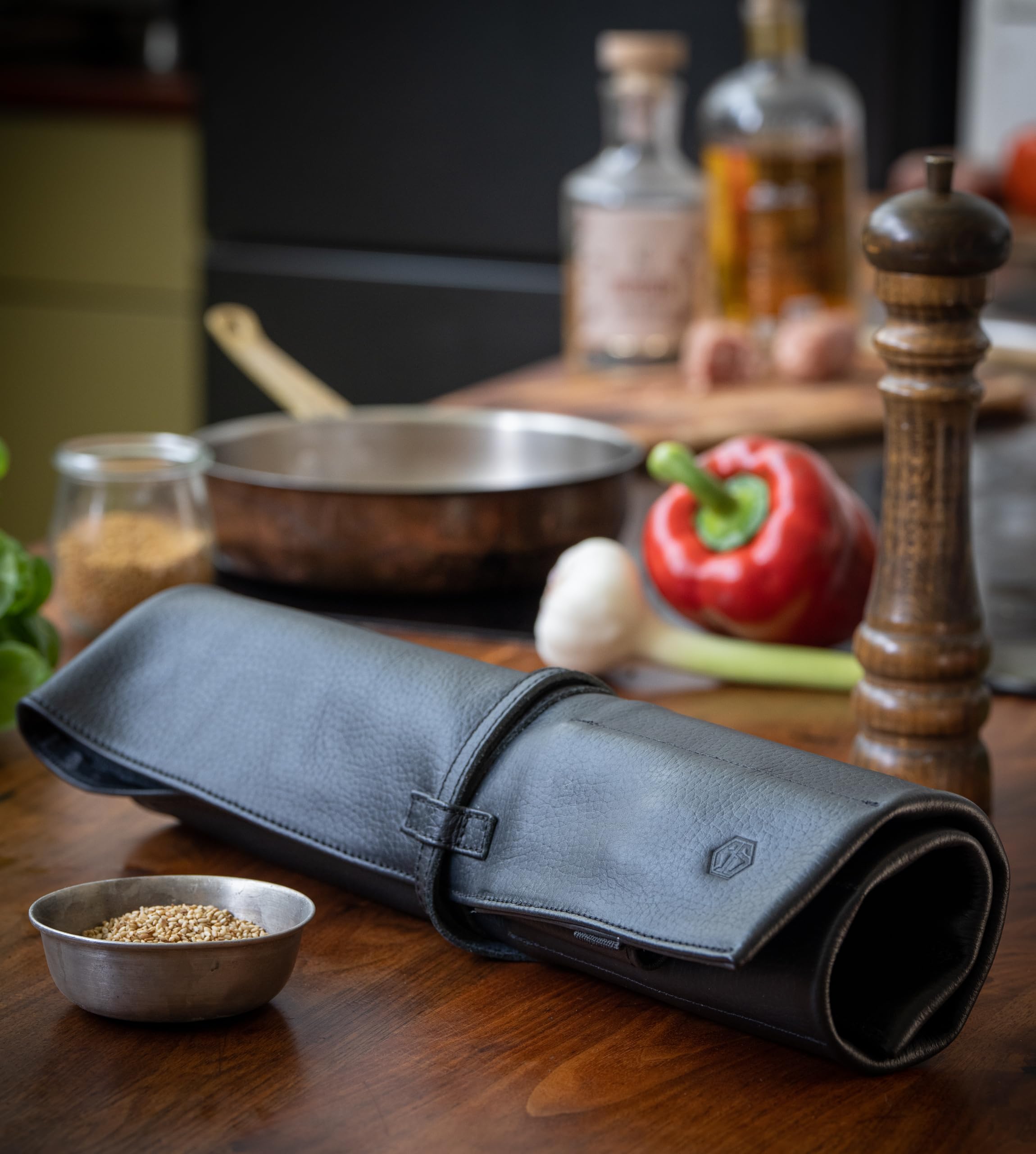 Leather Knife Roll Bag for Chef`s - Premium Knife Roll Case made of Genuine Water-Buffalo Leather – knives storage Bosse (black)