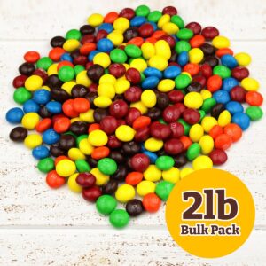 M&M Peanut Chocolate Candies, Sweet Milk Chocolate and Peanuts Bites Encased in Vibrant Candy Shell Colors, Delicious Melt in Your Mouth Sweet Snacks for Kids and Adults, Holiday Candy Bulk - 2lb Classic Bag