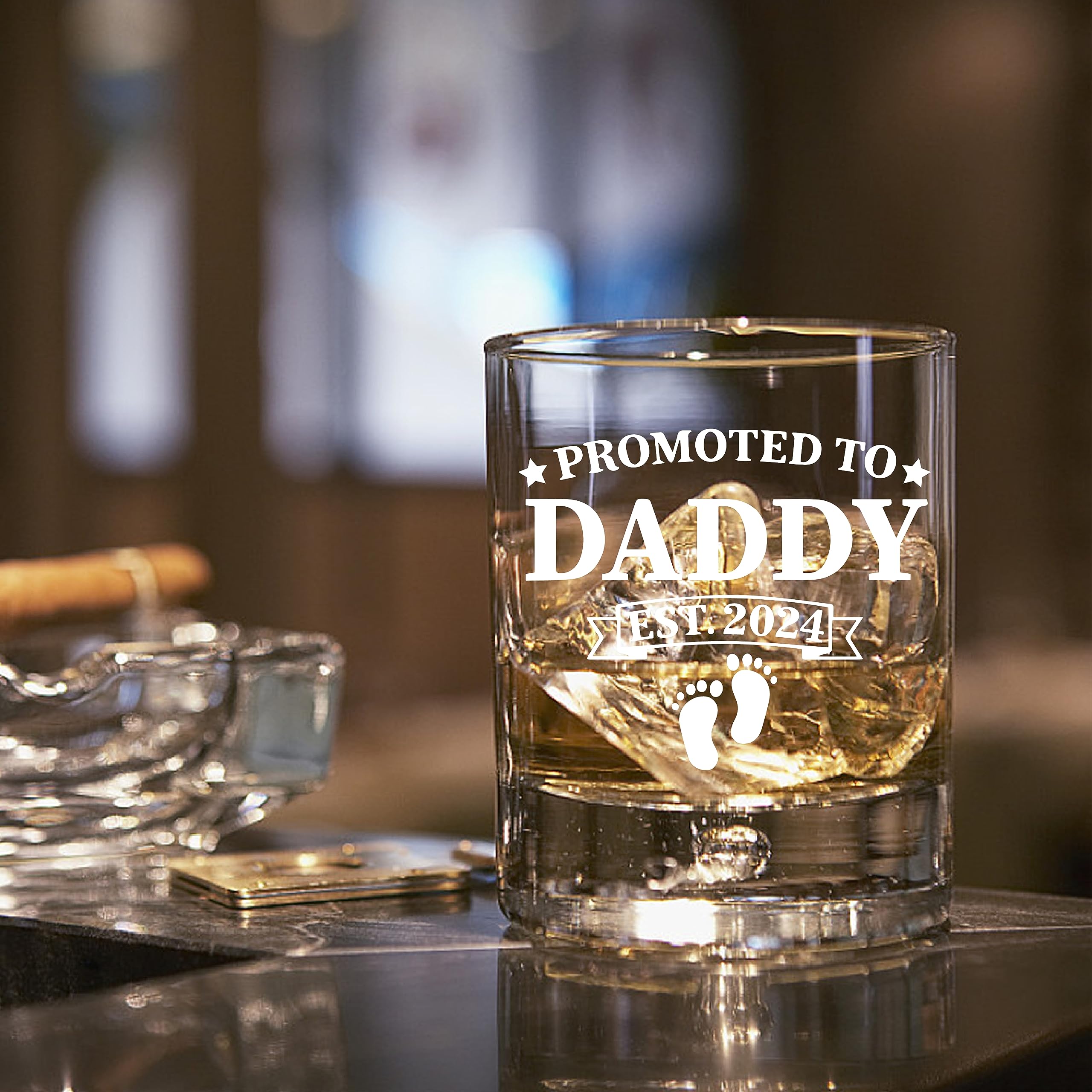 AGMDESIGN Promoted To Daddy 2024 Whiskey Glass, Funny Birthday Gifts for Him, Husband, Dad, Stepdad, Grandfather, New Dads Whiskey Glass Gift, Father's Day, Birthday Gift, Pregnancy Announcement