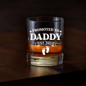 AGMDESIGN Promoted To Daddy 2024 Whiskey Glass, Funny Birthday Gifts for Him, Husband, Dad, Stepdad, Grandfather, New Dads Whiskey Glass Gift, Father's Day, Birthday Gift, Pregnancy Announcement