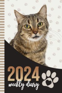 2024 weekly diary: 6x9 dated personal organizer / daily scheduler with checklist - to do list - note section - habit tracker / organizing gift / brown tabby cat - paw print art cover