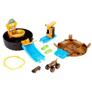 Hot Wheels Monster Trucks Stunt Tire Play Set Opens to Reveal Arena with Launcher, 1 1:64 Scale Car & 1 Monster Truck, Portable Toy Gift Set for Ages 4 to 8 Years Old, Black