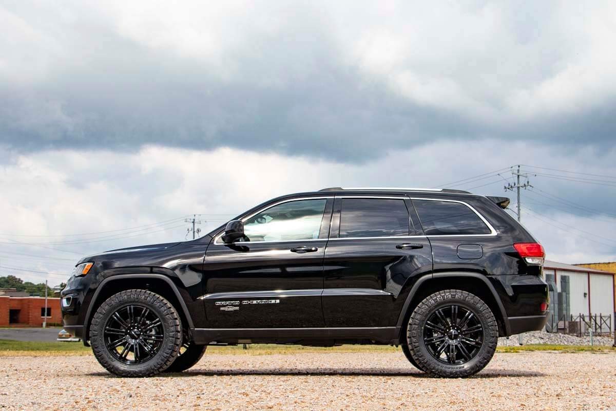 Rough Country 2.5 Lift Kit w/N3 Struts for 16-22 Jeep Grand Cherokee WK2-91430