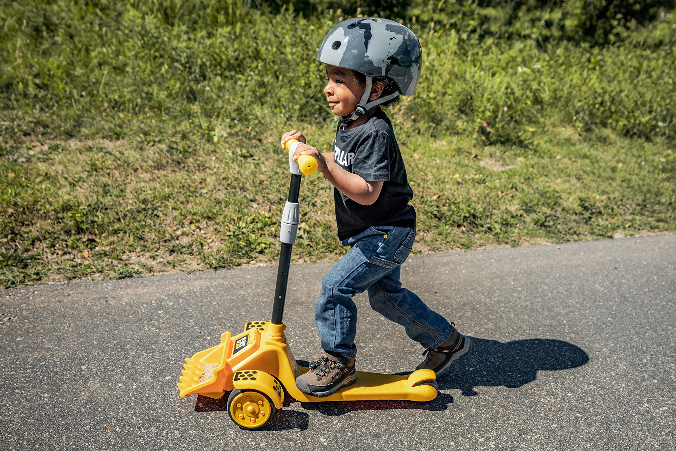 Kid Trax CAT Toddler Kick Scooter, Kids 3 Years or Older, Adjustable-Height Handlebars, Lean to Steer Technology, Removable Bulldozer-Style Scoop