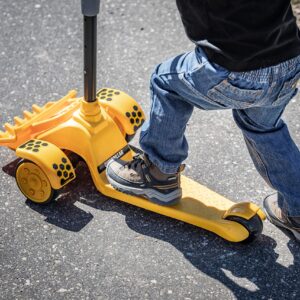 Kid Trax CAT Toddler Kick Scooter, Kids 3 Years or Older, Adjustable-Height Handlebars, Lean to Steer Technology, Removable Bulldozer-Style Scoop