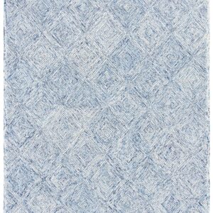 SAFAVIEH Capri Collection Area Rug - 9' x 12', Ivory & Blue, Handmade Wool, Ideal for High Traffic Areas in Living Room, Bedroom (CPR207A)