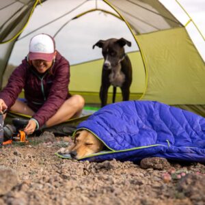 Ruffwear, Highlands Dog Sleeping Bag, Water-Resistant Portable Dog Bed for Outdoor Use, Huckleberry Blue, Large