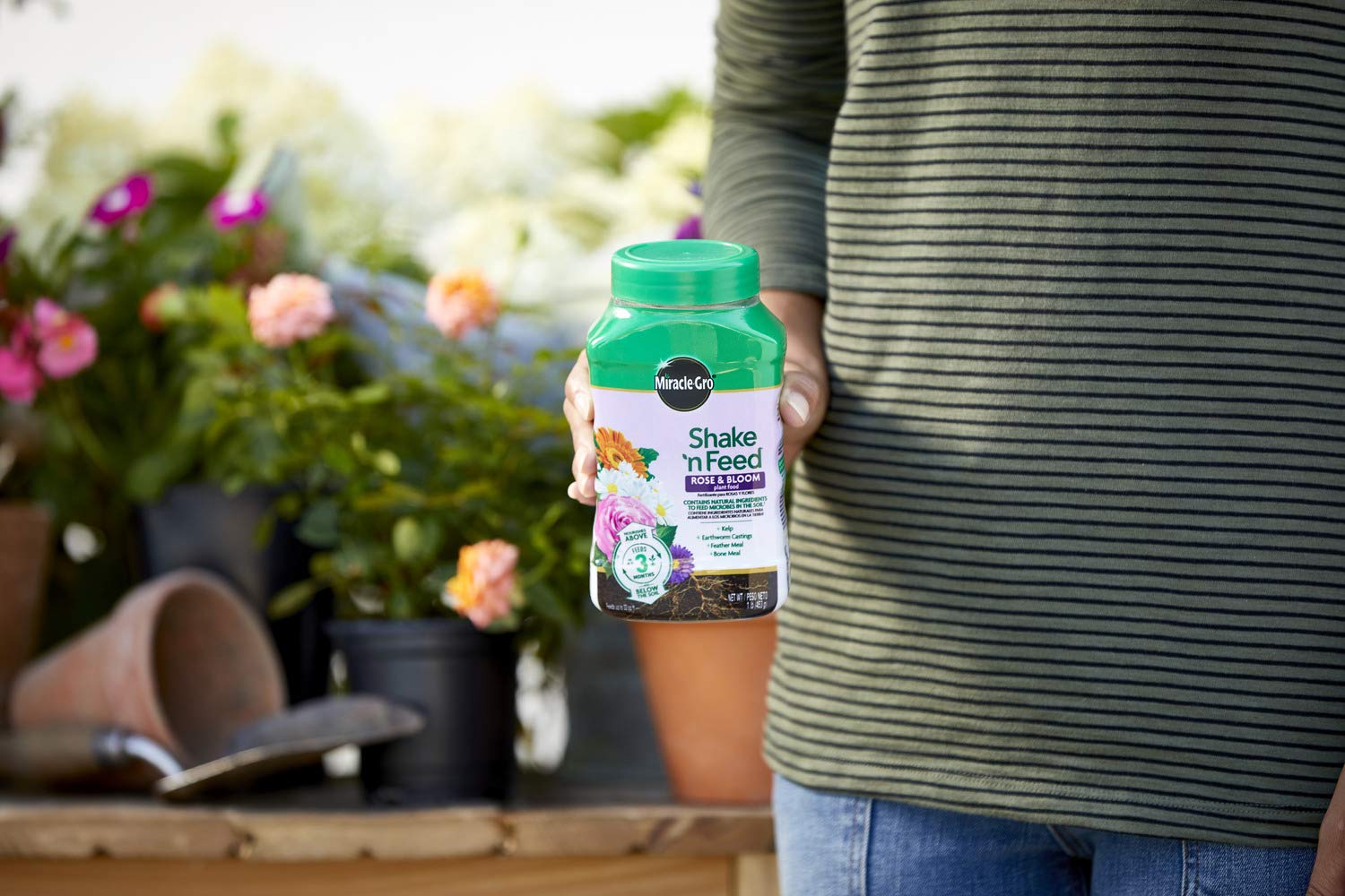 Miracle-Gro Shake 'n Feed Rose and Bloom Plant Food - Promotes More Blooms and Spectacular Colors (vs. Unfed Plants), Feeds Roses and Flowering Plants for up to 3 Months, 1 lb.