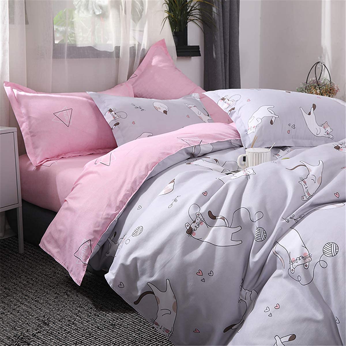 Omelas Girls Grey Bedding Duvet Cover Set Queen Full Size Kids Lovely Cats Playing with Pink Geometry Reversible Quilt Cover Super Soft Microfiber Bedding,2 Pillow Shams,Zipper Closure(KAMM,Q)