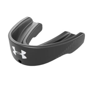 under armour sport mouth guard sports for football, lacrosse, basketball, hockey, boxing, mma, jiu jitsu, includes detachable helmet strap, youth & adult. protectar bucal black