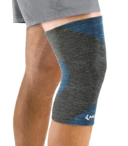 mueller 64429 sports medicine fir 4-way knee support sleeve for men and women, gray/blue, medium/large