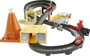 mattel disney pixar cars track set with lightning mcqueen toy car, race around radiator springs playset with speed booster