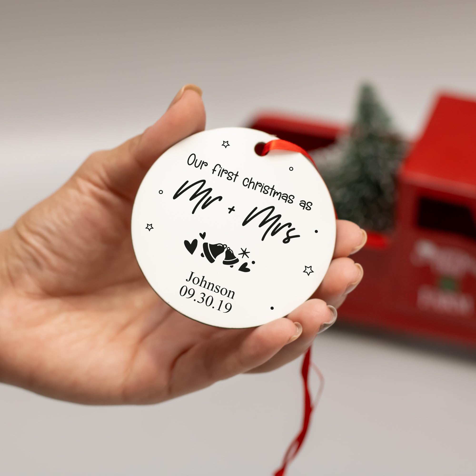 Custom christmas Mr & Mrs ornament for holiday, personalized ceramic just married name baubles gifts for home tree decoration, christmas bauble, keepsake xmas gift for couples (Mr and Mrs)