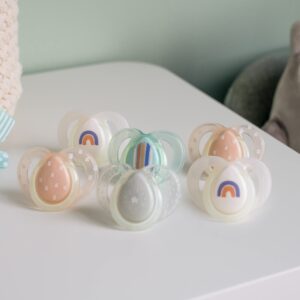 Tommee Tippee Nighttime Pacifiers, 6-18 Months, 6 Pack of Glow in the Dark Pacifiers with Symmetrical Silicone Baglet