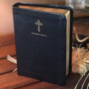 Biblia Católica en español. Símil piel negro, tamaño compacto / Catholic Bible. Spanish-Language, Leathersoft, Black, Compact