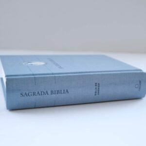 Biblia Católica en español. Tapa dura azul, con Virgen Milagrosa en cubierta / Catholic Bible. Spanish-Language, Hardcover, Blue, Compact