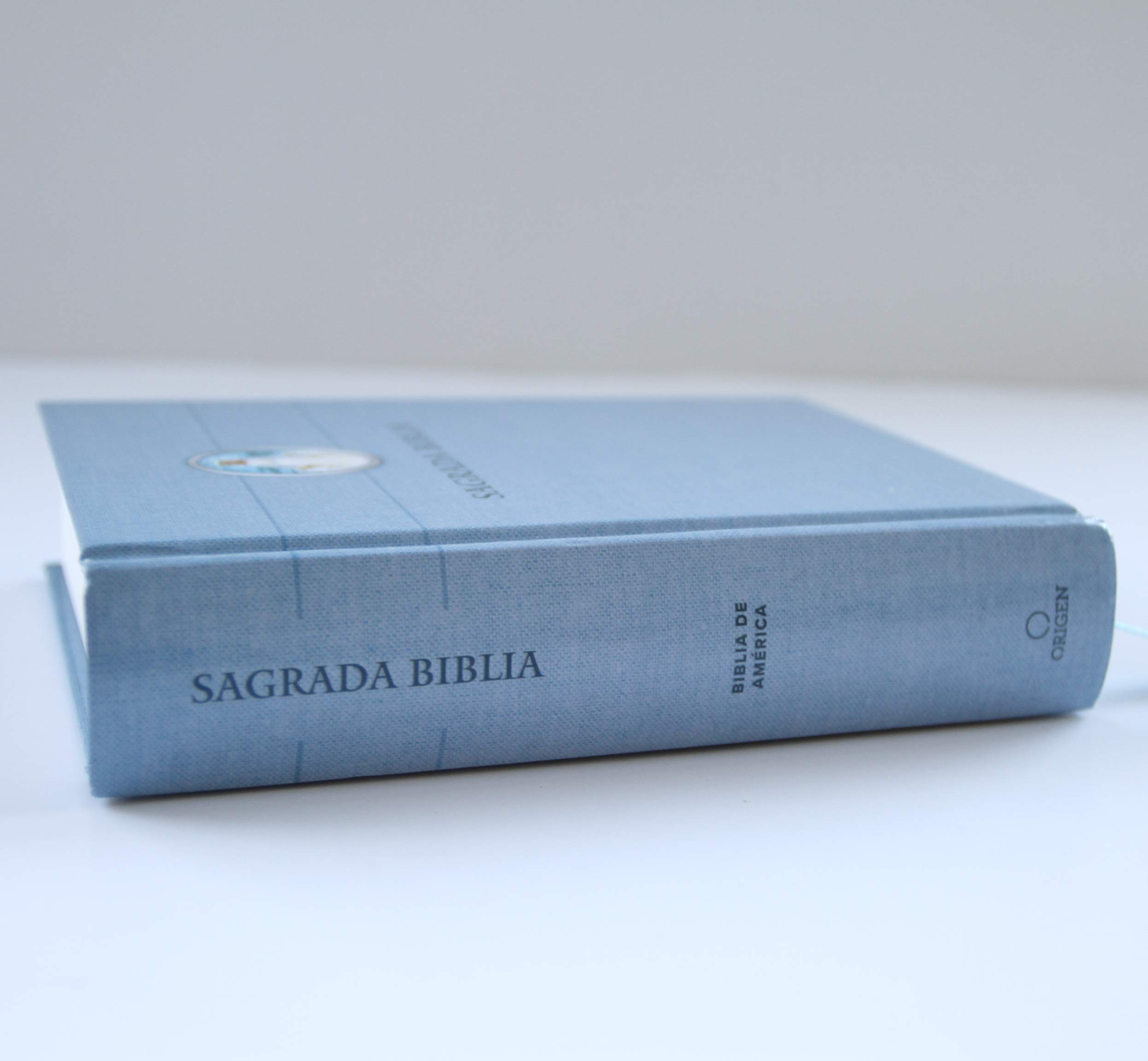 Biblia Católica en español. Tapa dura azul, con Virgen Milagrosa en cubierta / Catholic Bible. Spanish-Language, Hardcover, Blue, Compact