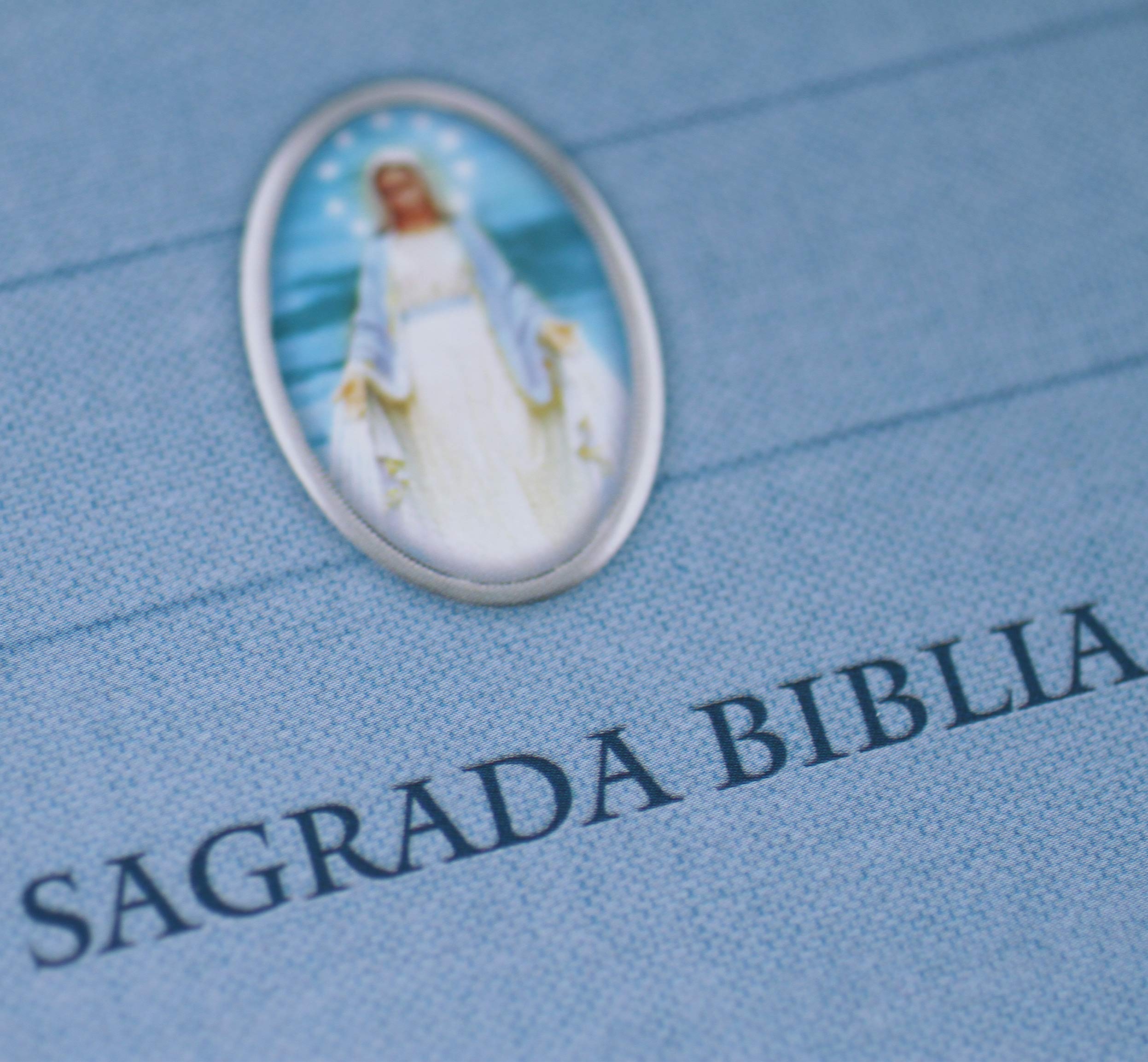 Biblia Católica en español. Tapa dura azul, con Virgen Milagrosa en cubierta / Catholic Bible. Spanish-Language, Hardcover, Blue, Compact
