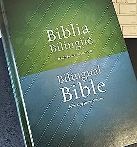 Bilingual Bible RVR1960 / NJKV (Spanish Edition)