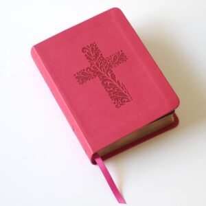 Biblia Católica en español. Símil piel fucsia, tamaño compacto / Catholic Bible. Spanish-Language, Leathersoft, Fucsia, Compact