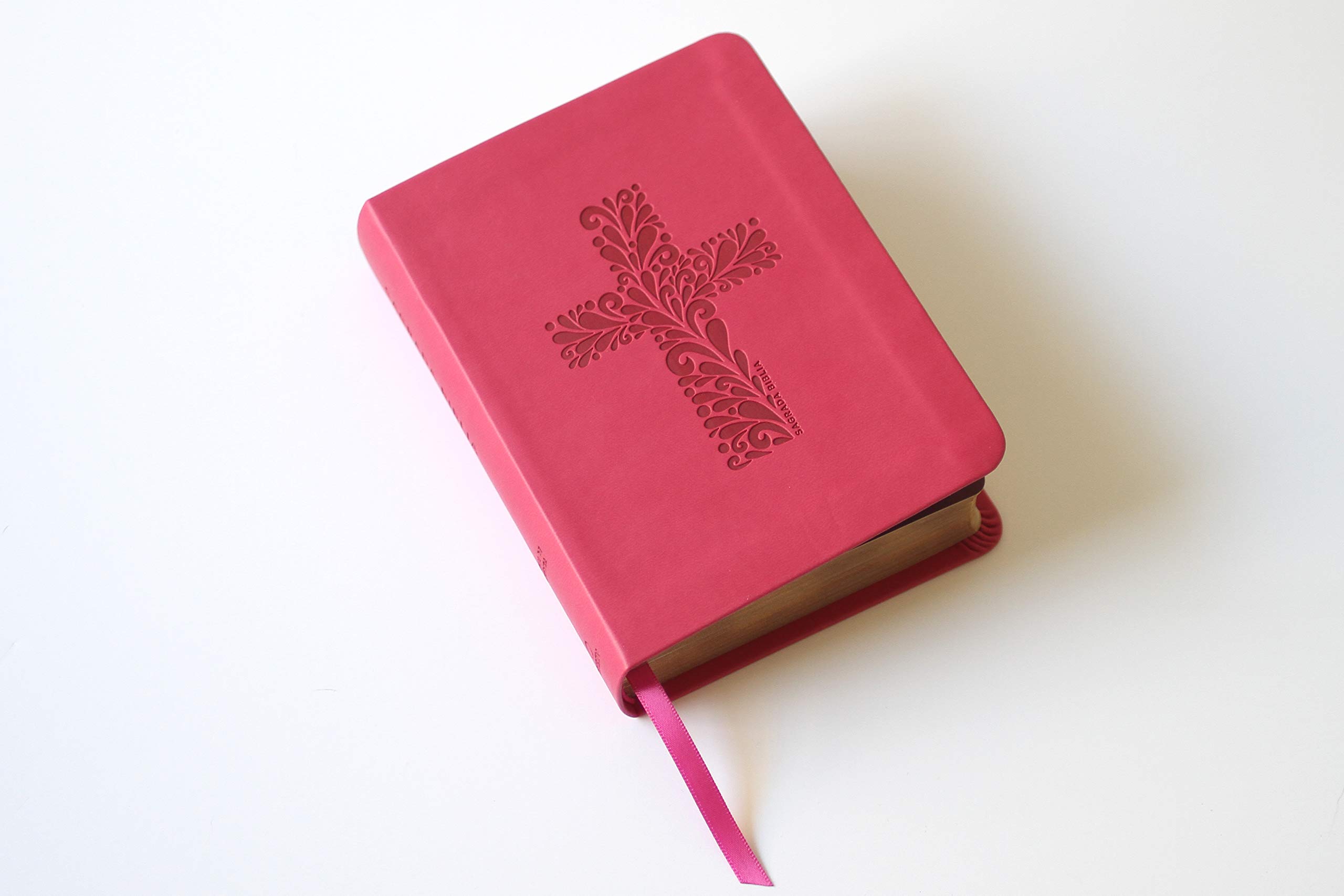 Biblia Católica en español. Símil piel fucsia, tamaño compacto / Catholic Bible. Spanish-Language, Leathersoft, Fucsia, Compact