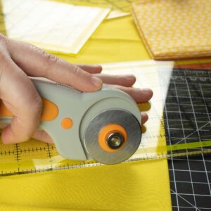 WA Portman Self Healing Cutting Mat & Rotary Cutter for Fabric Set - 18x24 Inch Rotary Cutter Mat - 45mm Rotary Cutter and Mat - 5 Rotary Fabric Cutter Blades - Sewing Cutting Mat for Sewing Supplies