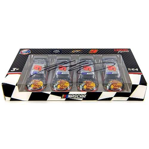 Lionel Racing Noah Gragson Autographed 2022 4-Straight-Wins 1:64 Diecast Set in Special Collectible Packaging