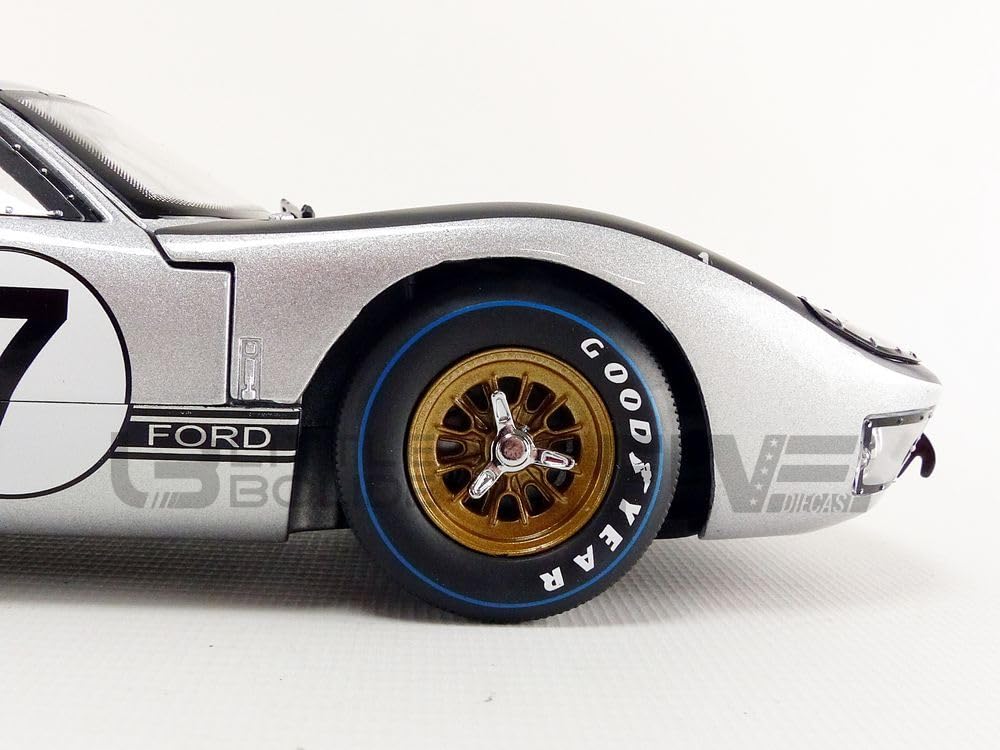 Shelby Collectibles SC404S 1966 Ford GT-40 MK 2 Silver No.7 1-18 Diecast Car Model