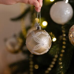 Valery Madelyn Christmas Tree Decorations Set, 24ct White and Gold Shatterproof Christmas Ball Ornaments Bulk, 2.36 Inches Elegant Hanging Ornaments for Christmas Trees Xmas Holiday Decor