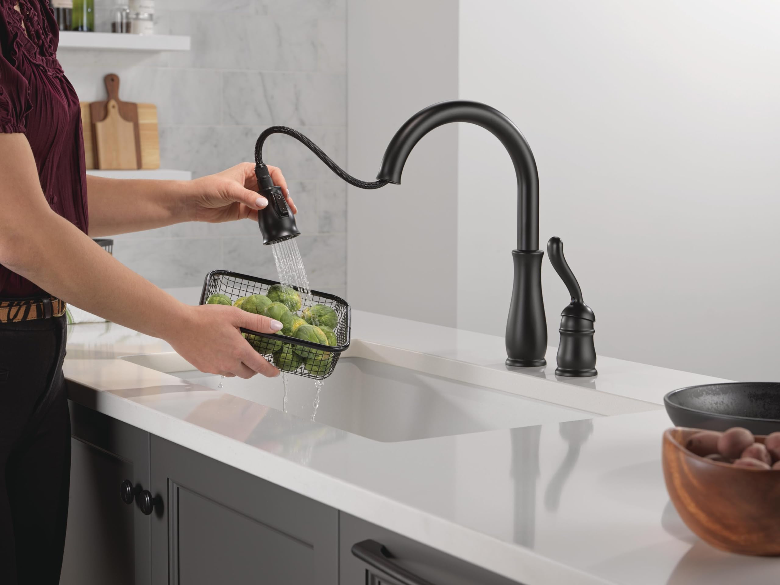 Delta Faucet Leland Pull Down Kitchen Faucet, Black Kitchen Faucets with Pull Down Sprayer, Kitchen Sink Faucet, Magnetic Docking Spray Head, 1.8 GPM Water Flow, Matte Black 978-BL-DST