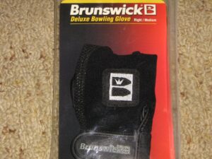 brunswick deluxe bowling glove (medium, right)