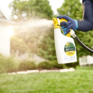 Scotts EZ Feed Plus Weed Control: Use on Northern and Southern Lawns, Fertilizes, Kills Clover, Dandelion, Ground Ivy, 32 oz.