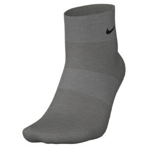 nike everyday cushion ankle training socks (6 pair), men's & women's ankle socks with sweat-wicking technology, carbon heather/black, large