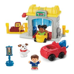 Fisher-Price Little People Road Trip Ready Garage - FWB90 ~ Includes Figures, Car wash, Tow Truck, Car, Traffic Light, and Gas Pump