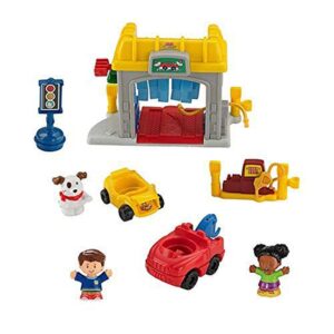 Fisher-Price Little People Road Trip Ready Garage - FWB90 ~ Includes Figures, Car wash, Tow Truck, Car, Traffic Light, and Gas Pump