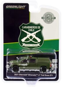 2021 chevy silverado lt trail boss z71 pickup truck w/camper shell matt green carabineros de chile 1/64 diecast model car by greenlight