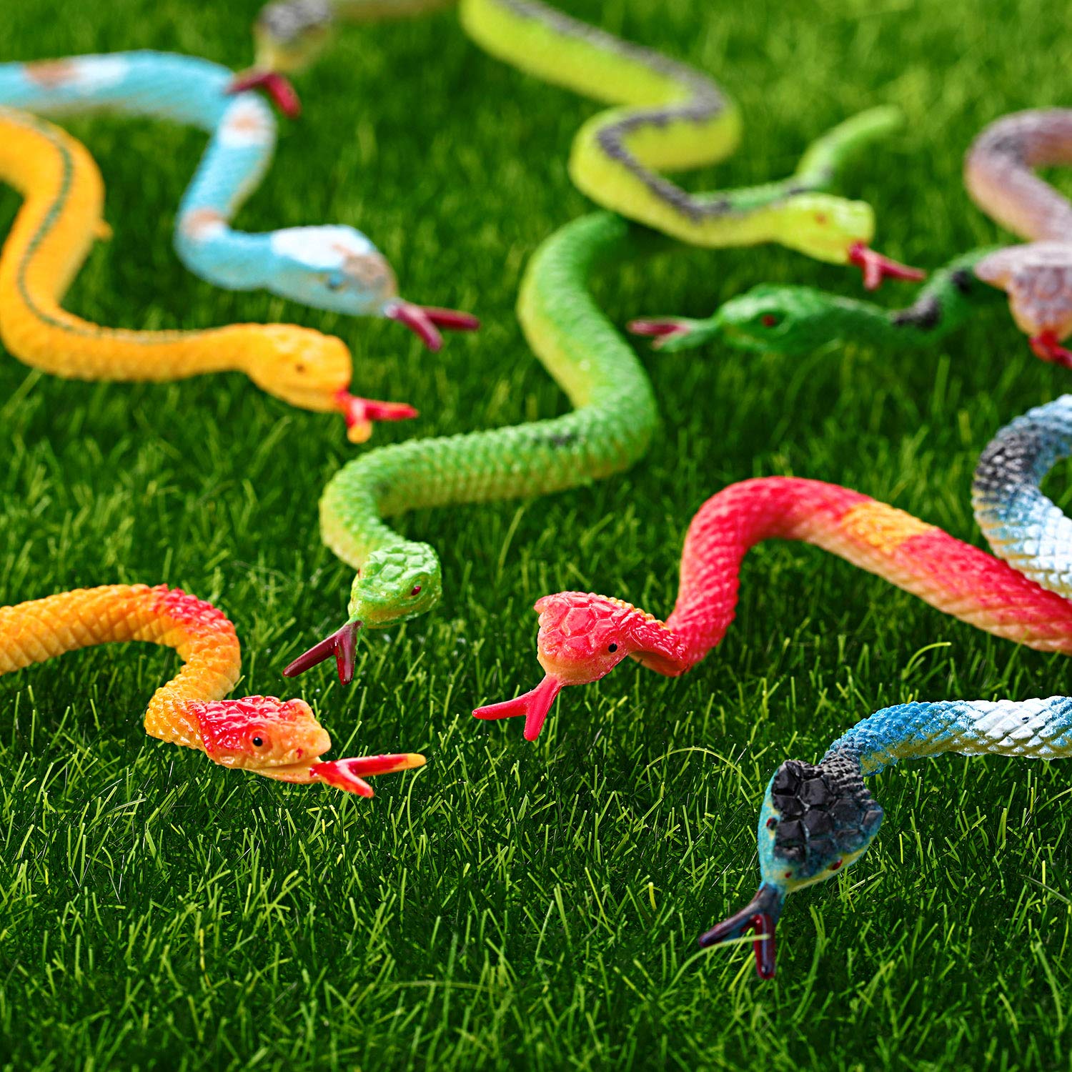 Blulu 32 Pieces Plastic Snakes 4 Inch Rain Forest Snakes Realistic Rubber Snake Assorted Colorful Fake Snake Toys for Boys and Girls, Party Favors Decoration, Gag Toys, Prank and Prop (32 Pieces)