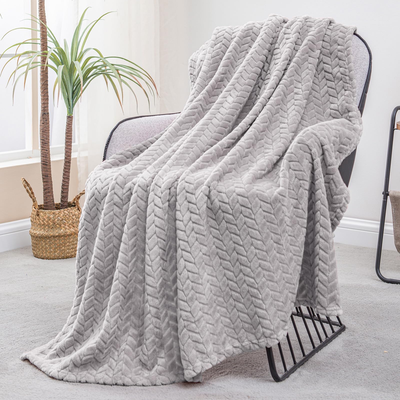 Exclusivo Mezcla Light Grey Fleece Throw Blanket for Couch and Bed, 50x70 Inches Soft Cozy 3D Decorative Jacquard Flannel Blankets, Lightweight Fuzzy Plush Warm Throws for All Seasons