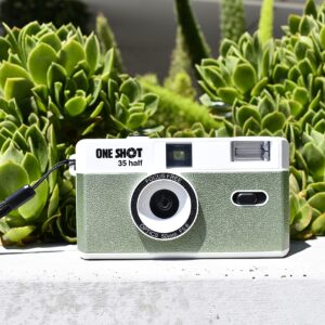 1 Shot Point and Shoot 35mm Film Camera Reusable Retro Half Frame Camera, Built in Flash, Included One Roll ASA/ISO 400 Black & White Film 18 Exp., (36 Shots) Battery Not Included (Green Color)