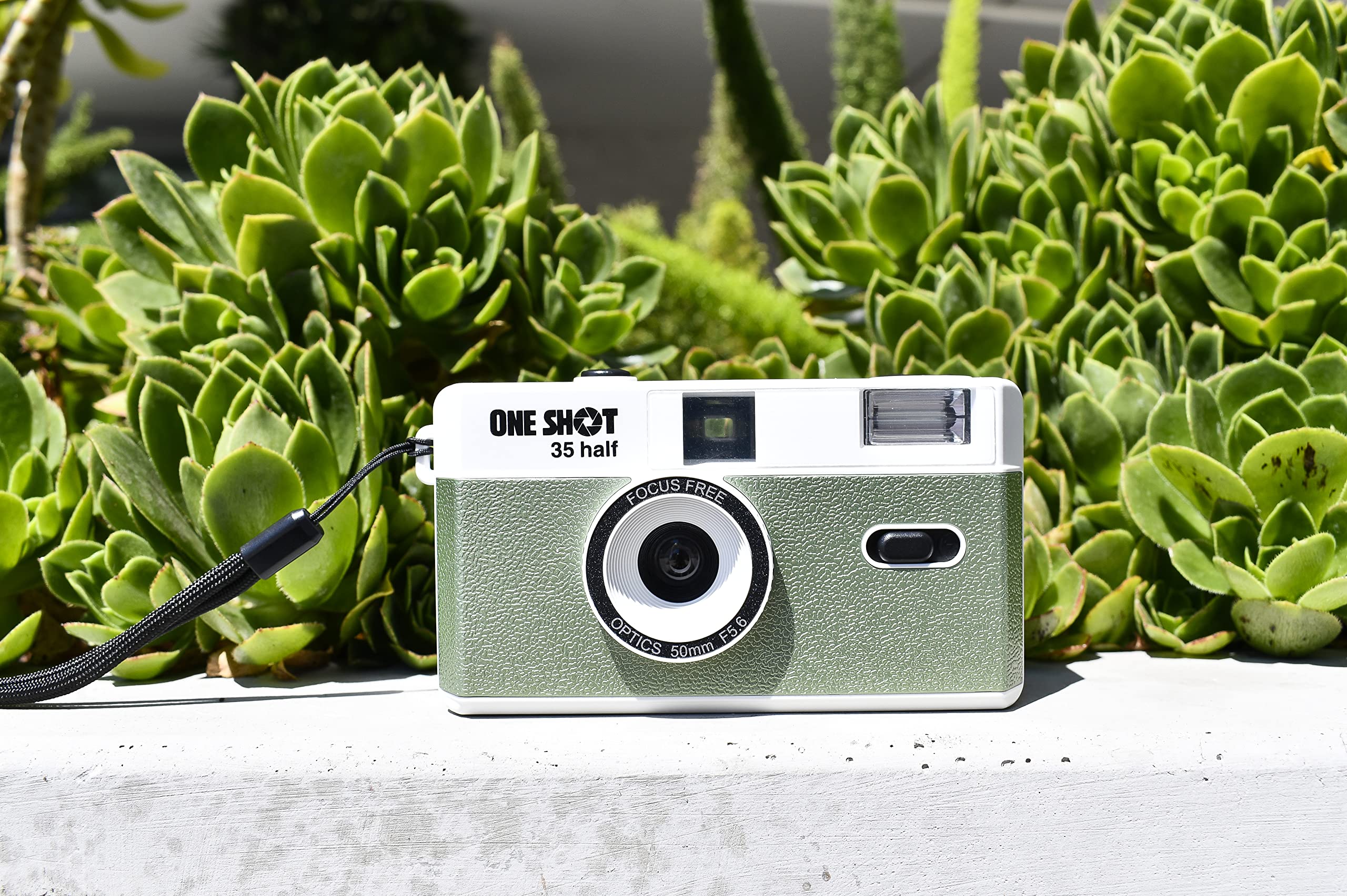 1 Shot Point and Shoot 35mm Film Camera Reusable Retro Half Frame Camera, Built in Flash, Included One Roll ASA/ISO 400 Black & White Film 18 Exp., (36 Shots) Battery Not Included (Green Color)