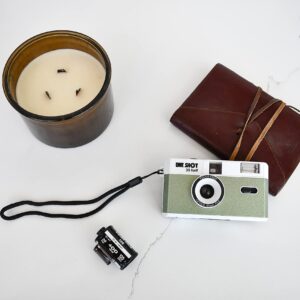 1 Shot Point and Shoot 35mm Film Camera Reusable Retro Half Frame Camera, Built in Flash, Included One Roll ASA/ISO 400 Black & White Film 18 Exp., (36 Shots) Battery Not Included (Green Color)