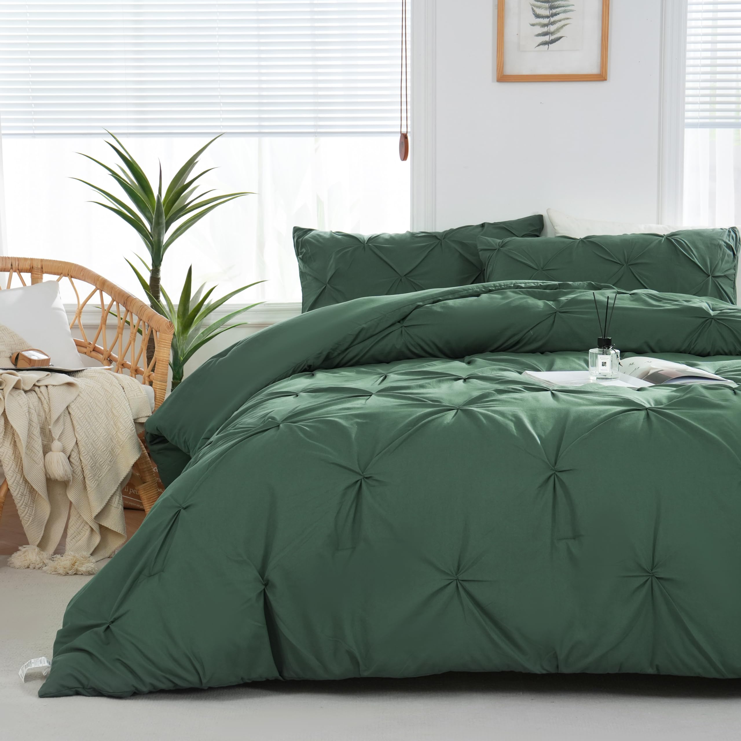 DOWNCOOL Twin Comforter Set Dark Emerald Green - 2 Pieces Cute Pinch Pleated Bed Set, All Season Soft Fluffy Bedding Comforter Sets, Pintuck Twin Bedding Sets with 1 Comforter & 1 Pillowcase