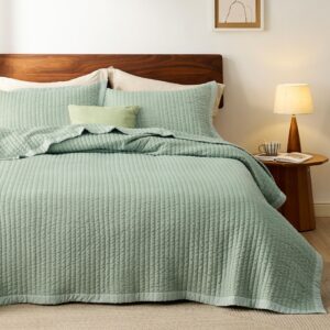 Bedsure Green Bedspread Coverlet Queen Size - Lightweight Soft Quilt Bedding Set for All Seasons, Corduroy Pattern Quilt Set, 3 Pieces, 1 Quilt (90"x96") & 2 Pillow Shams (20"x26"+2")