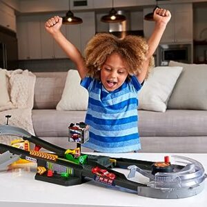 Mattel Disney and Pixar Cars Track Set, Piston Cup Action Speedway Playset with Lightning McQueen Toy Race Car, Wind-Up Booster