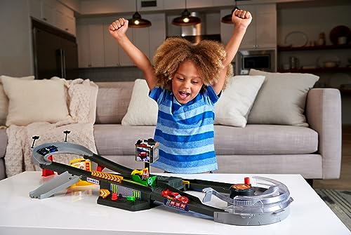 Mattel Disney and Pixar Cars Track Set, Piston Cup Action Speedway Playset with Lightning McQueen Toy Race Car, Wind-Up Booster