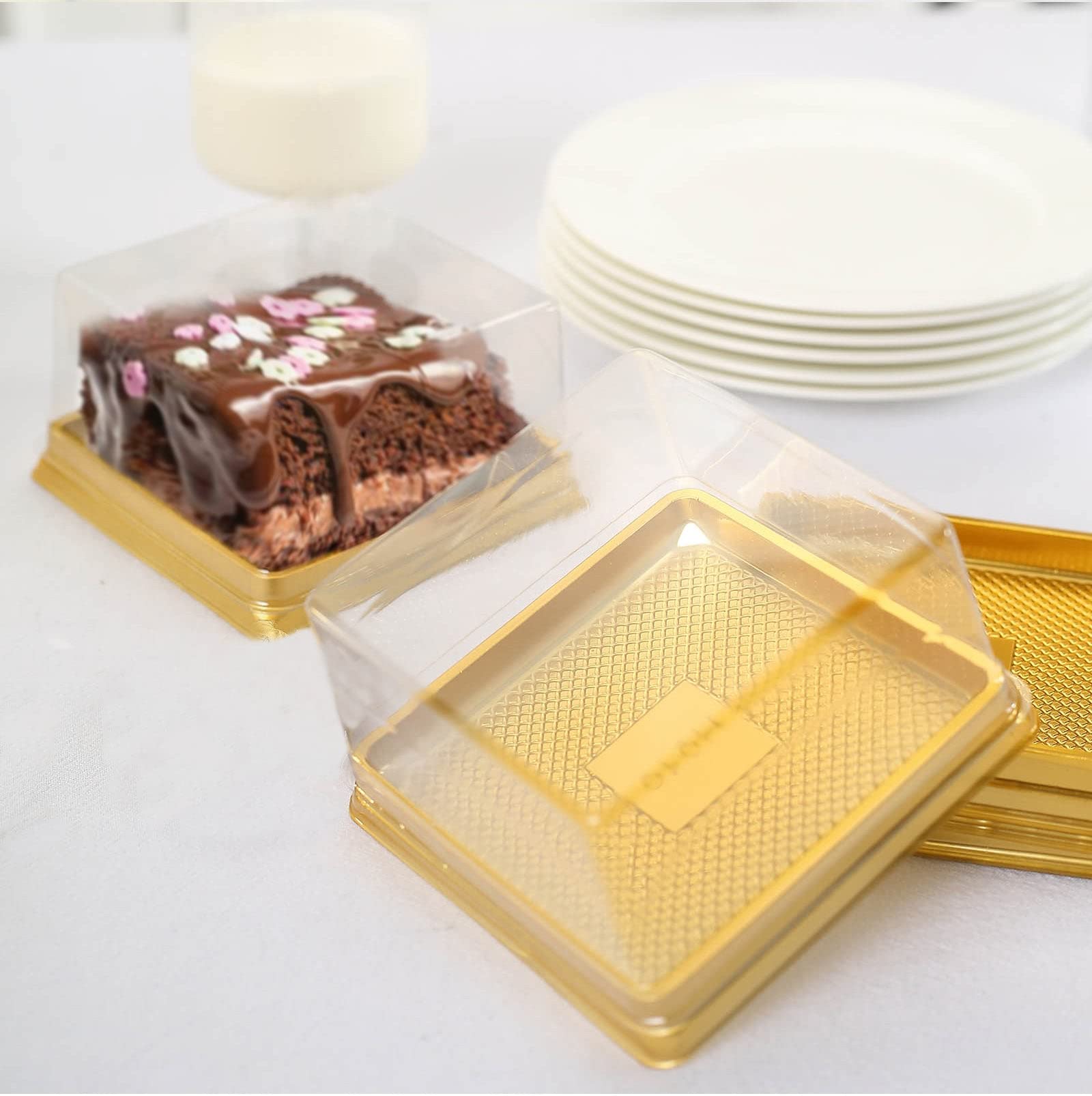 Efavormart 50 Pack | Clear/Gold Square Mini Plastic Dessert Party Favor Boxes, Cupcake Muffin Food Containers - 4"X4"X2.5"