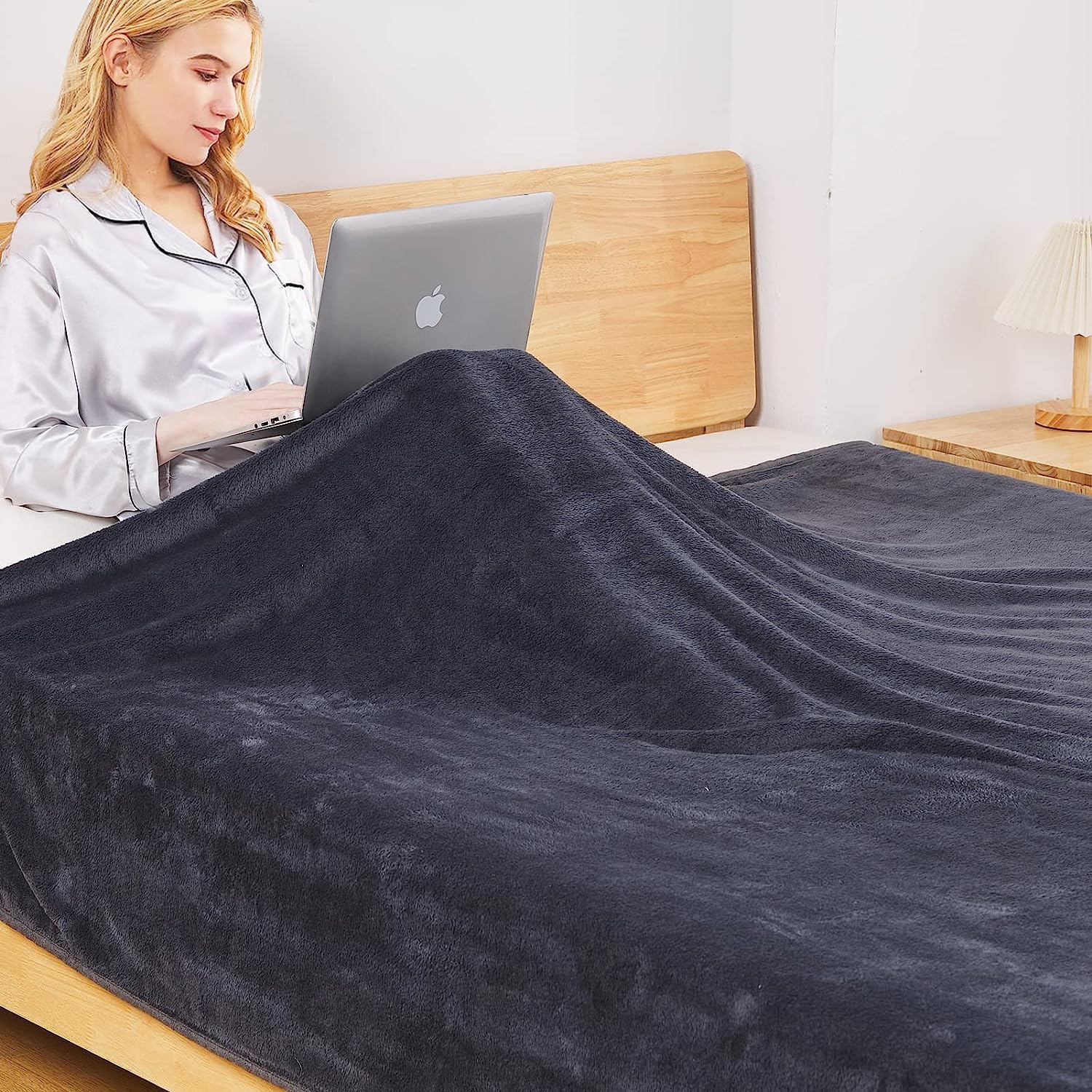 Fleece Blanket Queen Size for All Season 350GSM - Premium Lightweight Anti-Static Throw for Queen/Full size Bed Extra Soft Brush Fabric Warm Sofa Thermal Blanket 90" x 90"(Dark Gray Queen)